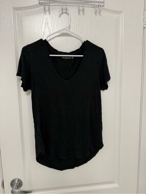 Abercrombie & Fitch Black V-Neck Short Sleeve Tee - Lightweight